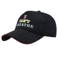 Schwarze Baumwoll-Baseballkappe mit I CAN'T BREATHE-Aufdruck und rotem Rand am Schirm - Schwarz (Roter Rand Stil B)