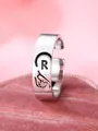 Anello regolabile in argento con incisione della lettera R su astuccio rosa in velluto - Lettera Destra R