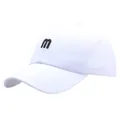 Klassische weiße Baumwoll-Baseballkappe mit schwarzer M-Stickerei und gebogenem Rand - Einheitsgröße für Erwachsene (Verstellbar) / Weiß