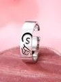 Anello aperto vintage in argento con lettera S presentato su portagioie in velluto rosa - Lettera Destra S