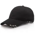 Schwarze Baseballkappe mit drei silbernen Ringen am Schirm und Sechs-Panel-Design - Einheitsgröße(58cm) / Schwarz