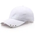 Minimalistische weiße Baseballkappe mit drei silbernen Metallringen am gebogenen Schirm - Einheitsgröße(58cm) / Weiß