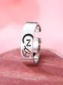 Anello vintage d'argento regolabile con lettera Z e gesto del cuore su velluto rosa - Lettera Destra Z