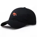 Klassische schwarze Baumwoll-Basecap mit besticktem orangefarbenem Fuchskopf vorne - Verstellbar / Schwarz
