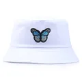 Cappello a secchiello in cotone bianco con ricamo a farfalla blu e tesa cucita - M (Adulto 56-58cm) / Bianco