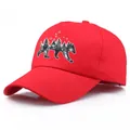 Gorra de béisbol de algodón rojo con un diseño único de oso del bosque en blanco y negro - Talla única / Rojo