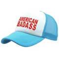 Cappellino trucker bianco e blu con stampa American Badass rossa e rete posteriore - Taglia unica per adulti (58 cm regolabile) / Celeste
