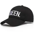 Berretto da baseball classico in cotone nero con ricamo QUEEN bianco e tesa curva - Taglia Unica Adulto 58cm / Nero (Bianco Queen)