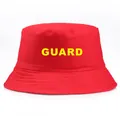 Chapeau bob rouge en toile avec inscription GUARD jaune et coutures sur le bord - Taille unique / Rouge