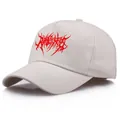Beigefarbene Hip-Hop-Baseballkappe mit rotem Grafikdruck in einer Seitenansicht - Einheitsgröße für Erwachsene (58 cm verstellbar) / Beige