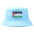 Bob bleu ciel Free Palestine avec imprimé drapeau rétro sur fond blanc neutre - Taille unique adulte (58 cm non réglable) / Bleu ciel