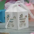 Detailansicht der weißen lasergeschnittenen Kinderwagen-Süßigkeitenbox mit Schleife - Weiß