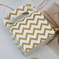 Large pastry box with golden zigzag patterns and integrated handle for cake packaging - Gold Wave