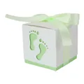 Witte babyshower snoepdoos met groene basis, strik en lasergesneden voetafdruk - Groen