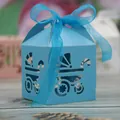 Himmelblaue lasergeschnittene Kinderwagen-Bonbonschachtel mit passender Schleife - Blau
