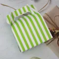 Scatola regalo a righe verdi e bianche con maniglia per torte e dolci da forno - Verde a Coste