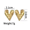 Detailansicht vergoldeter Herzstecker mit Hammerschlag-Textur und 2,6 cm Höhe - Einlagiger Gehämmerter Herzstil (E613)