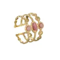 Verstellbarer vergoldeter Ring mit gestuften Bändern und rosa Steinen für Damen - Vierschichtiger Offener Ring Mit Rosa Edelstein Und Perlen (R624)