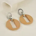 Détail de boucles d'oreilles géométriques argentées avec pendentifs en acrylique - Argent