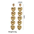 Elegante 18K vergoldete Herz-Ohrhänger mit fünf Gliedern und Perlenrand-Details - Fünf Herzen Stecker