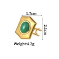 Detail eines 18K vergoldeten geometrischen Rings mit grünem Stein und Retro-Wellenstruktur - Sechseck Grüner Stein Ring