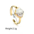 Goldener Edelstahlring im Meeresstil mit weißer Perlmutt-Einlage für Damen - Muschelring (R749)
