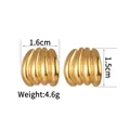 Detailansicht der 18K vergoldeten Streifen-Ohrringe, Größe 1,6cm und Gewicht 4,6g - Welliger Croissant-Stil (CXE849-02) / 1 Paar Packung / Gold