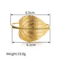 Goldenes Blatt-Armreif mit grünen Kristallen und hohlgeprägten Adern auf Weiß - Strass Blatt (CXB1115)