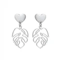 Détail de boucles d'oreilles cœur argenté avec pendentifs feuille de monstera évidée - Feuille de Cœur d'Argent