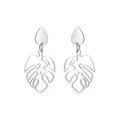 Vue détaillée de boucles d'oreilles en acier argenté avec feuille de monstera ajourée - Feuille de Goutte d'Argent