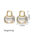 Detailansicht der 18K vergoldeten Ohrringe mit Maßen 1,8cm Höhe und 1,5cm Breite - Ohrstecker S133