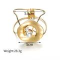 Goldenes Federarmband mit Ginkgo-Motiv und weißen Perlen in glänzender Ausführung - Organische Form Künstliche Perle Stil (B1151-E)