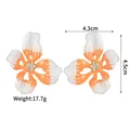 Detail von 4,3 cm Blumenohrsteckern mit orange-weißem Emaille und Kristallen - Orange