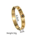 Details zum 18K vergoldeten Armreif mit Rosenmotiven, schwarzem Stein, 6,5 cm Durchmesser - Gold Schwarz Rose Stil (B1145-hei)
