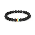 8mm mattes schwarzes Perlenarmband mit regenbogenfarbener Mittelperle auf Weiß - Mattschwarz
