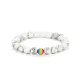 Dettaglio del bracciale in howlite bianca da 8mm con una perlina decorativa arcobaleno - Turchese Bianco