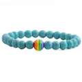 Dettaglio di bracciale con pietre stile turchese e una perla con i colori dell'arcobaleno - Turchese
