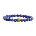Dettaglio del bracciale in pietra naturale con perline blu e perlina centrale arcobaleno - Pietra dell'Imperatore