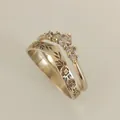 Set di fedi nuziali a V dorate con cinque diamanti e dettagli con incisione floreale - n.5 / Oro