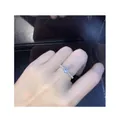 Detalle macro de un anillo solitario con diamante redondo y engaste tipo pavé - US 5 / Plateado