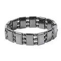 Nahaufnahme der Magnetit-Perlen und polierten schwarzen Platten des elastischen Fußkettchens - Schwarzes 3-lagiges Armband