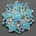 Detail van vintage bloemblooch met lichtblauwe strassteentjes en zilveren afwerking - Meerblauw
