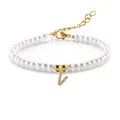 Detailweergave van 3-4mm parelarmband met gouden letter V-hanger en zirkonia steentjes - Letter V