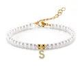 Detail van 4mm parelarmband met gouden S-letter hanger en schitterende strass-steentjes - Letter S