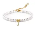 Detail van elegante parelarmband 3-4mm met gouden letter J-hanger en verstelbare sluiting - Letter J