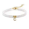 Detailopname van parelarmband met gouden micro-pave letter C hanger - Letter C