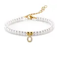 Elegante 4mm parelarmband met een goudkleurige letter O bedel voorzien van stras - Letter O