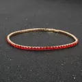 Funkelndes vergoldetes Tennisarmband mit einer Reihe lebhafter roter quadratischer Kristalle - Rot
