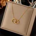 Goldene Halskette mit Doppelring-Anhänger und feiner Gliederkette in einer Geschenkbox - Doppelring Verschachtelt Stil(N1731)
