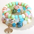 Dettaglio di bracciale bohémien multistrato con perle a fiori e ciondolo albero della vita - Stile Ciondolo Albero della Vita / Verde germoglio di neve